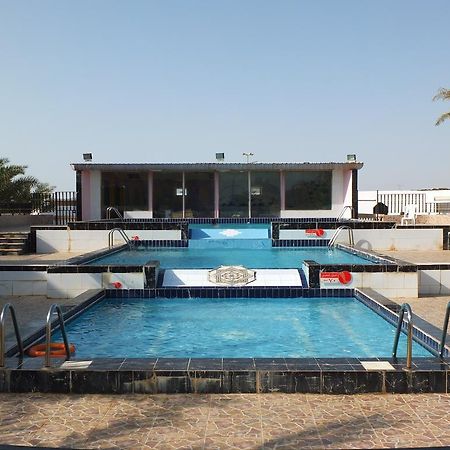 Al Ahmadi Plaza Resort Янбу Екстериор снимка