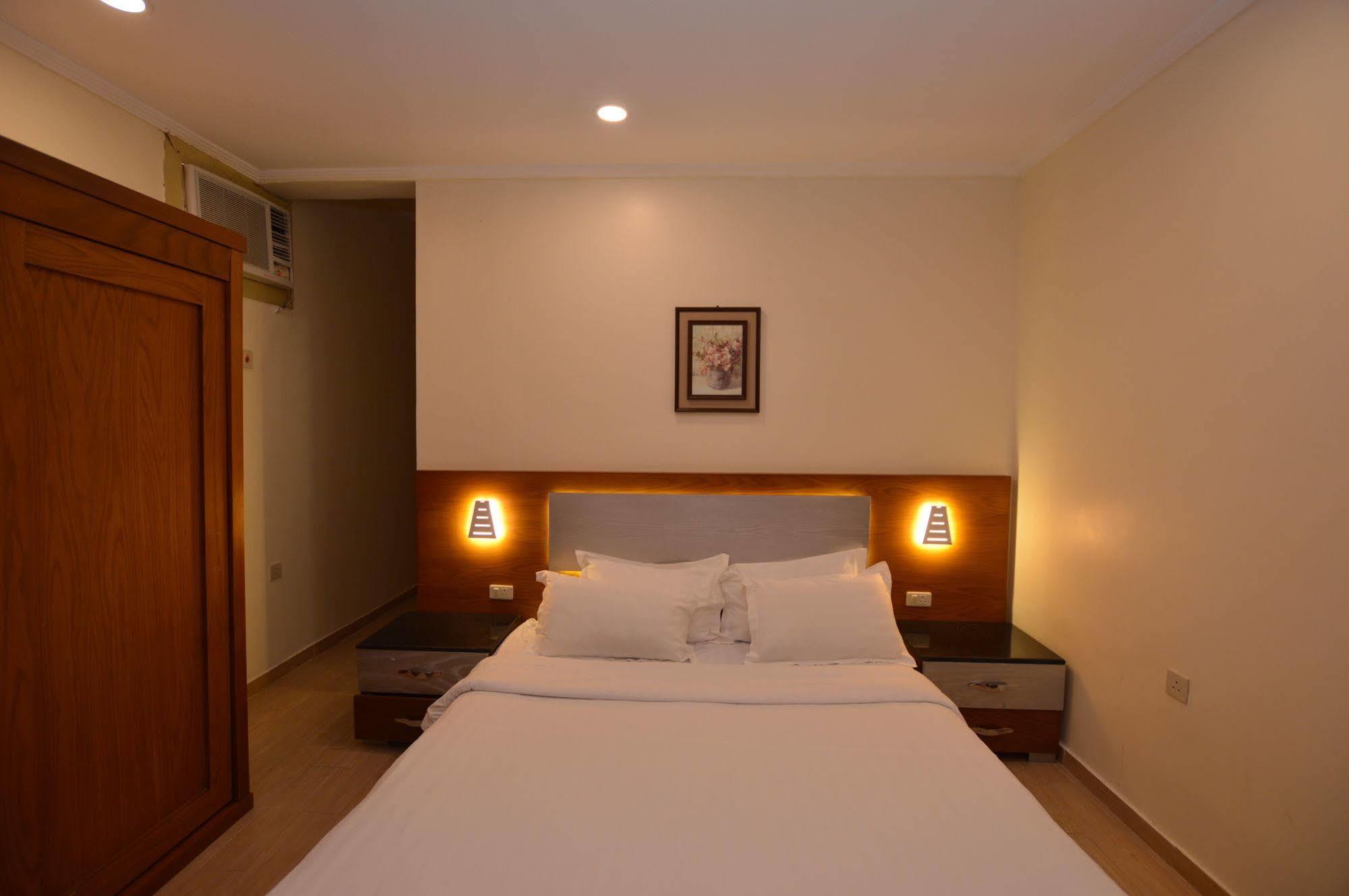 Al Ahmadi Plaza Resort Янбу Екстериор снимка