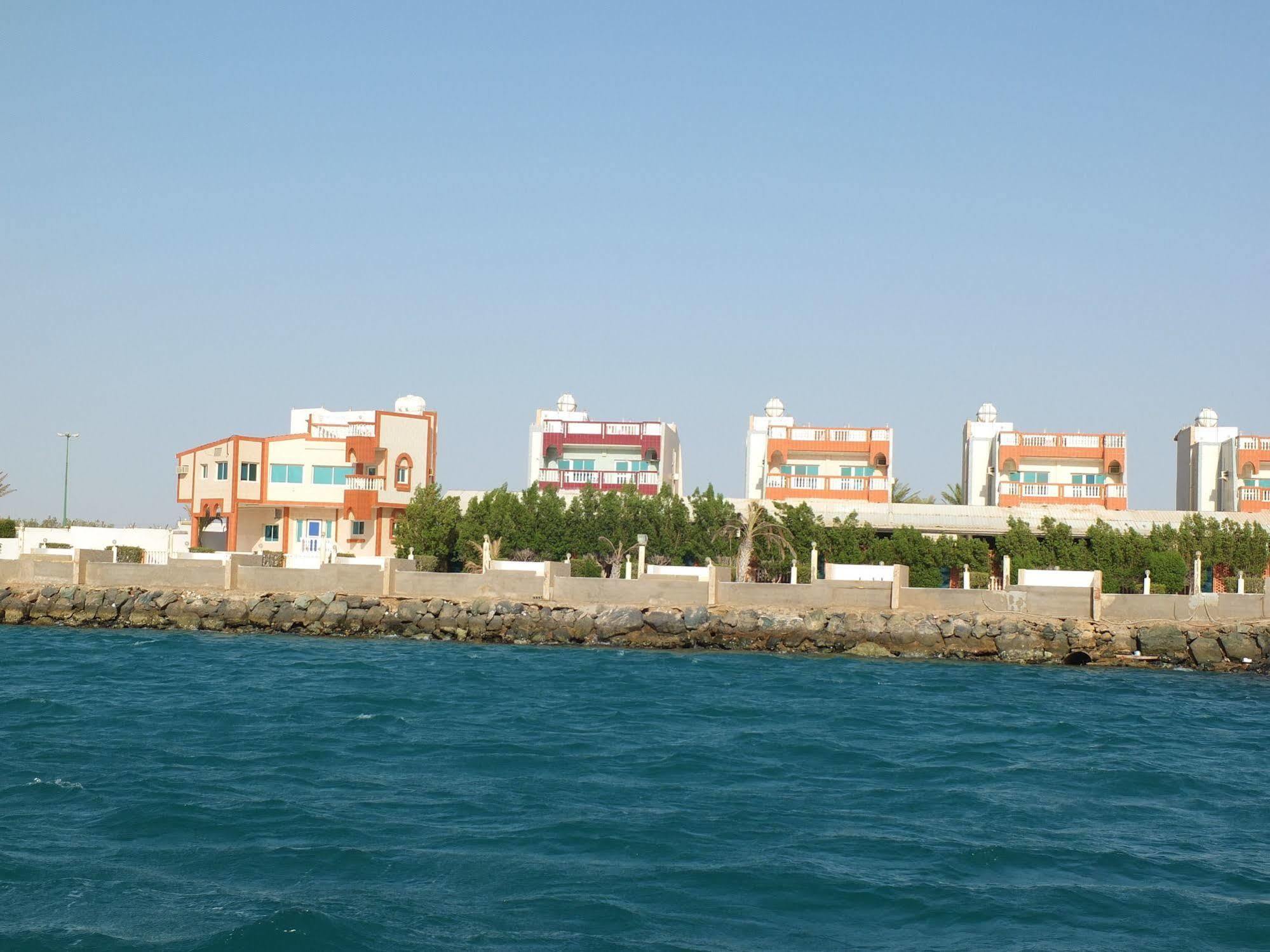Al Ahmadi Plaza Resort Янбу Екстериор снимка