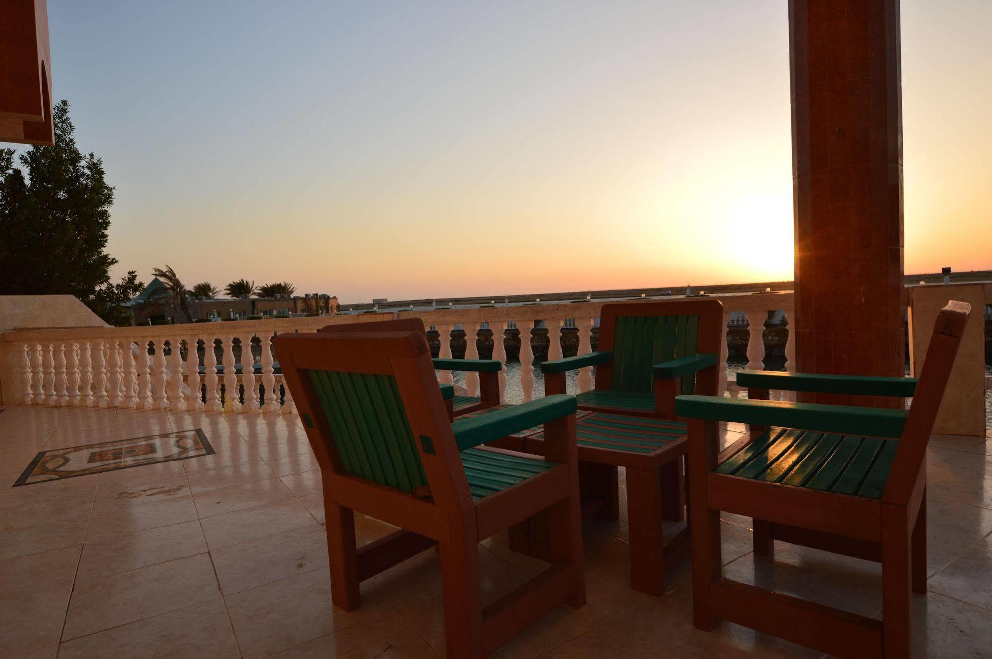Al Ahmadi Plaza Resort Янбу Екстериор снимка